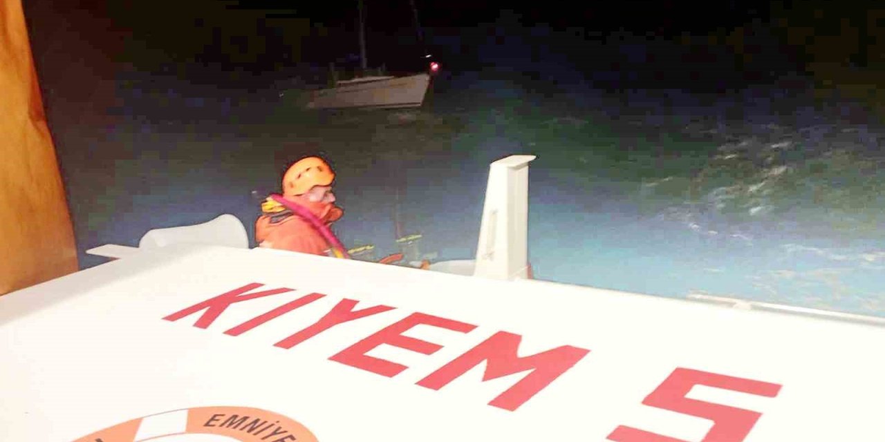 Fethiye açıklarında sürüklenen tekneyi Kıyı Emniyet ekipleri kurtardı