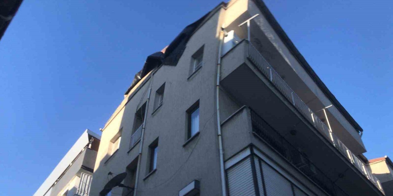 Söke’de fırtına apartman çatısını uçurdu