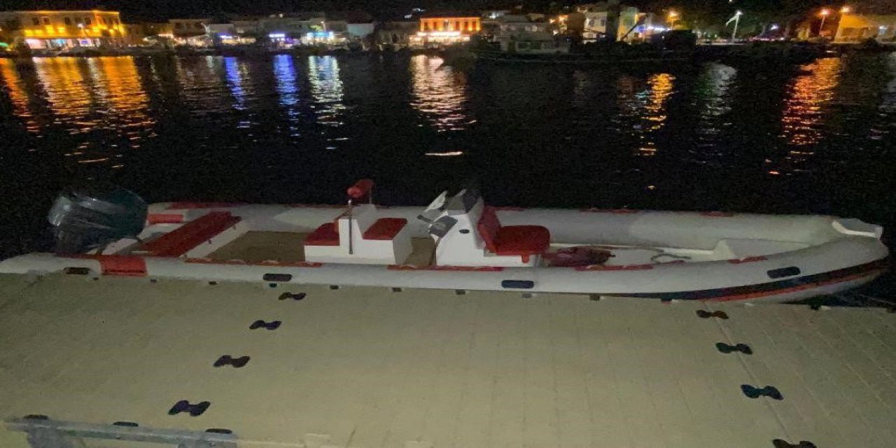 Foça’da sahipsiz lastik bot bulundu