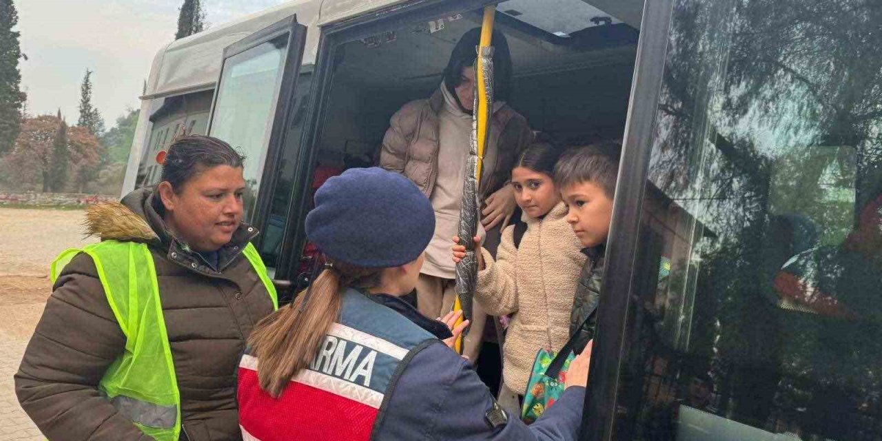 Aydın’da jandarma ekiplerinden okul önü denetimi