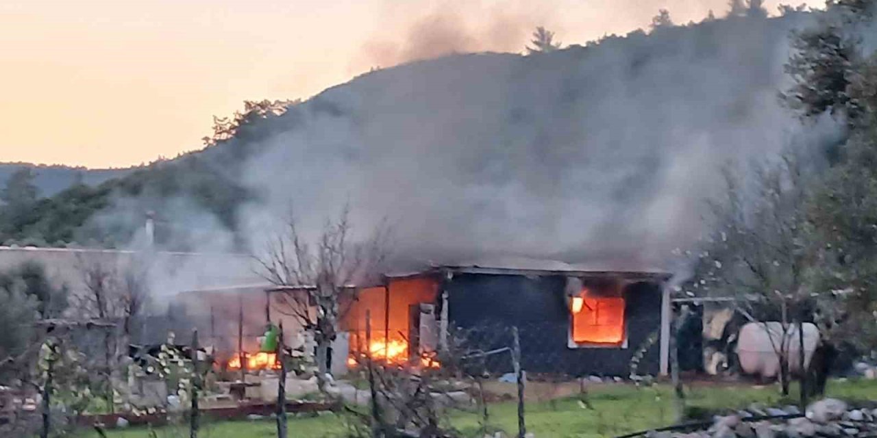 Prefabrik ev alevlere teslim oldu: 1 yaralı