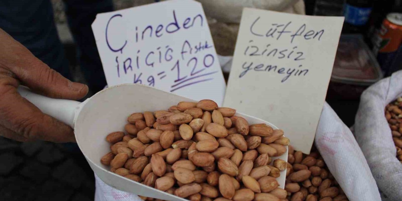 Aydınlı pazarcının ilginç etiketleri yine gündemde