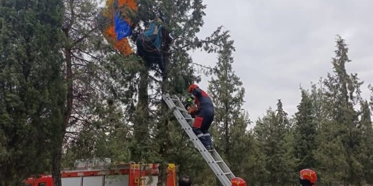 Denizli’de ağaçta asılı kalan yamaç paraşütçüyü itfaiye kurtardı