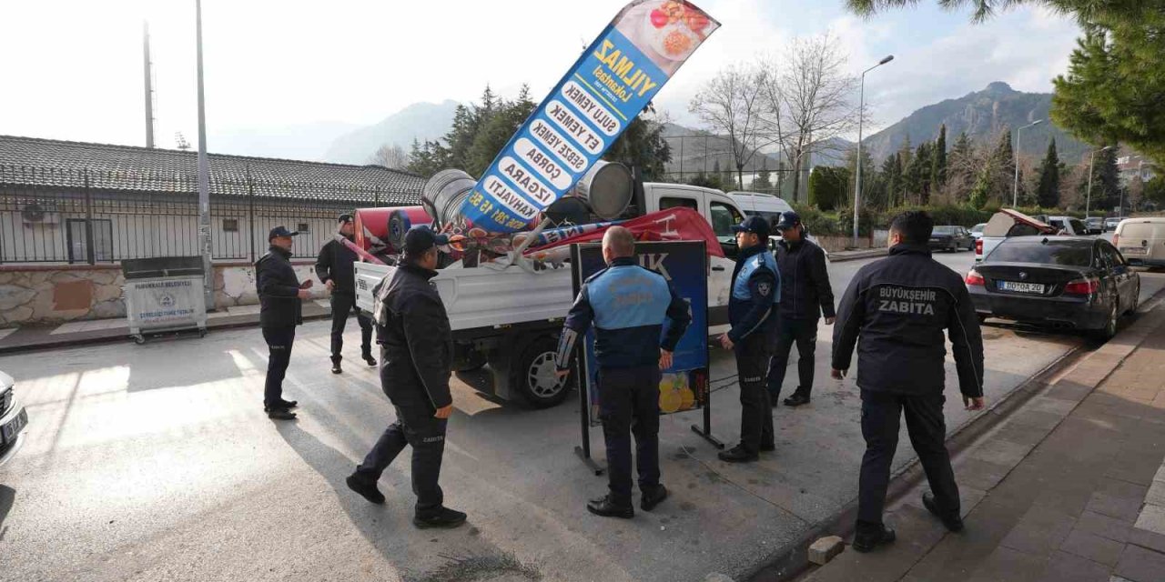 Denizli Büyükşehir Zabıtası kaldırım işgallerine geçit vermiyor