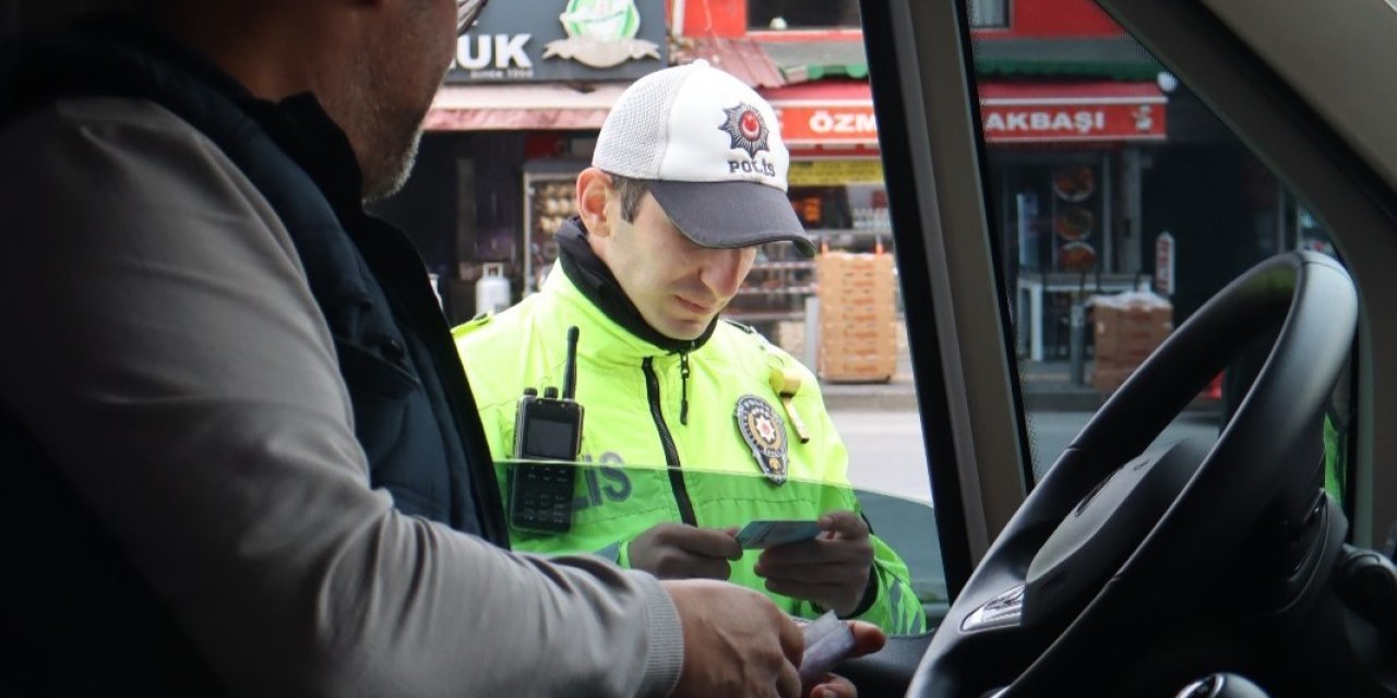 İzmir’de okul servislerine sıkı denetim: 38’i trafikten men edildi