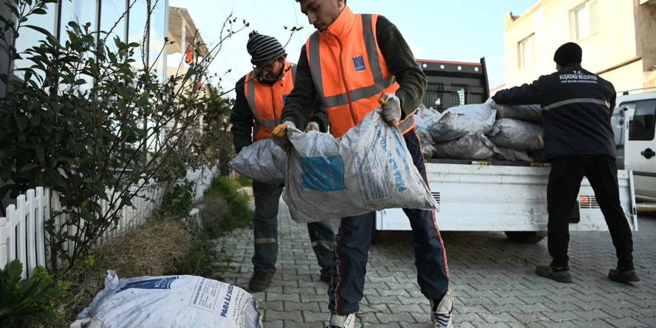 Kuşadası Belediyesi’nin yakacak ve soba desteği devam ediyor