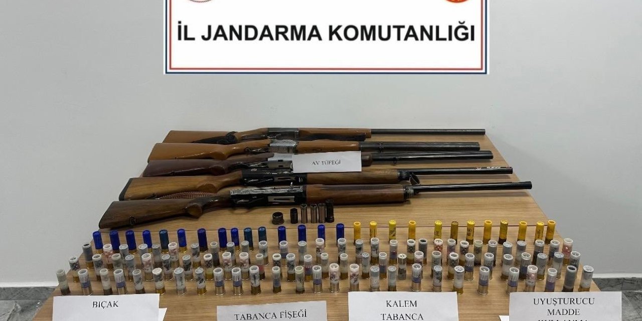 Kalem görünümlü tabanca ve ruhsatsız tüfekleriyle yakalandılar