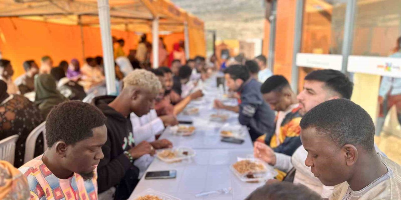 Gambiyalı öğrenciler İzmirli gençlerle buluştu