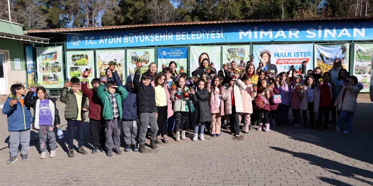 Başkan Çerçioğlu Aydınlı öğrencilere doğa sevgisini öğretiyor