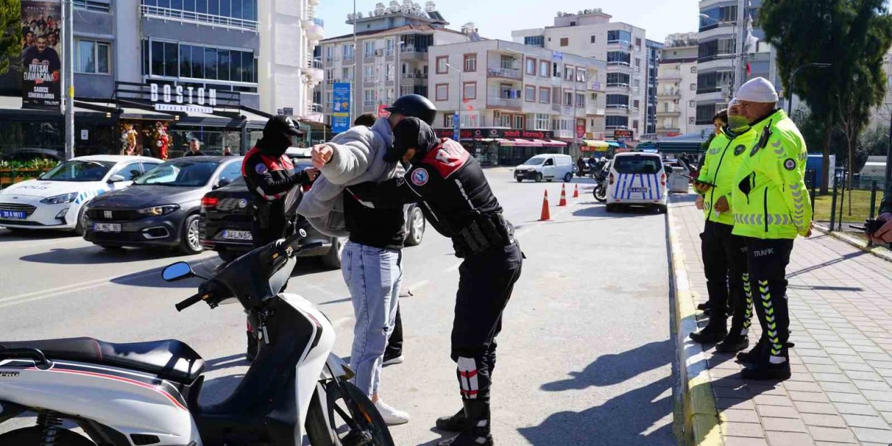 İzmir’in iki ilçesinde sıkı asayiş ve trafik denetimi