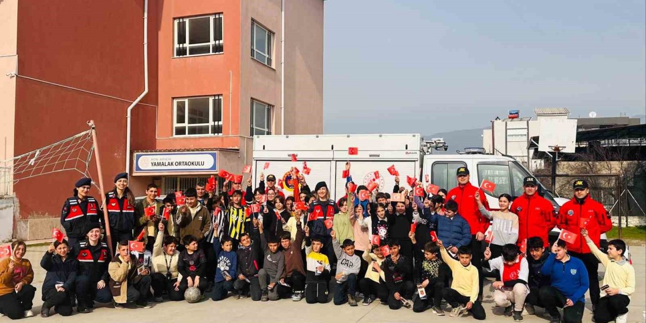 Öğrenciler depreme karşı bilgilendirildi
