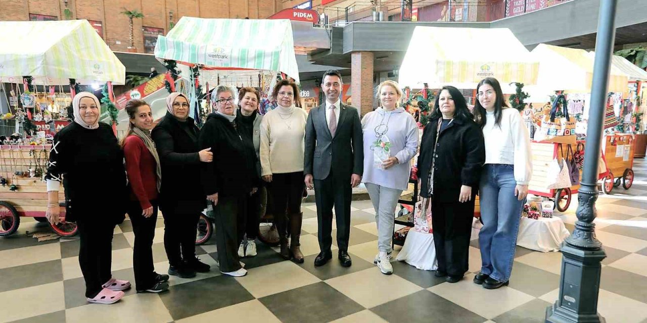 Bayraklılı kadınlardan Sevgililer Günü’ne özel sergi