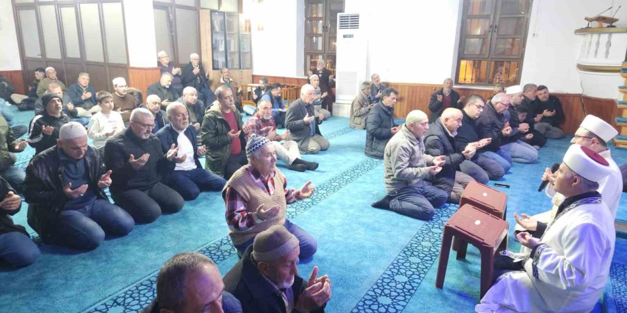 Köyceğizliler Berat Kandili’nde camilere akın etti