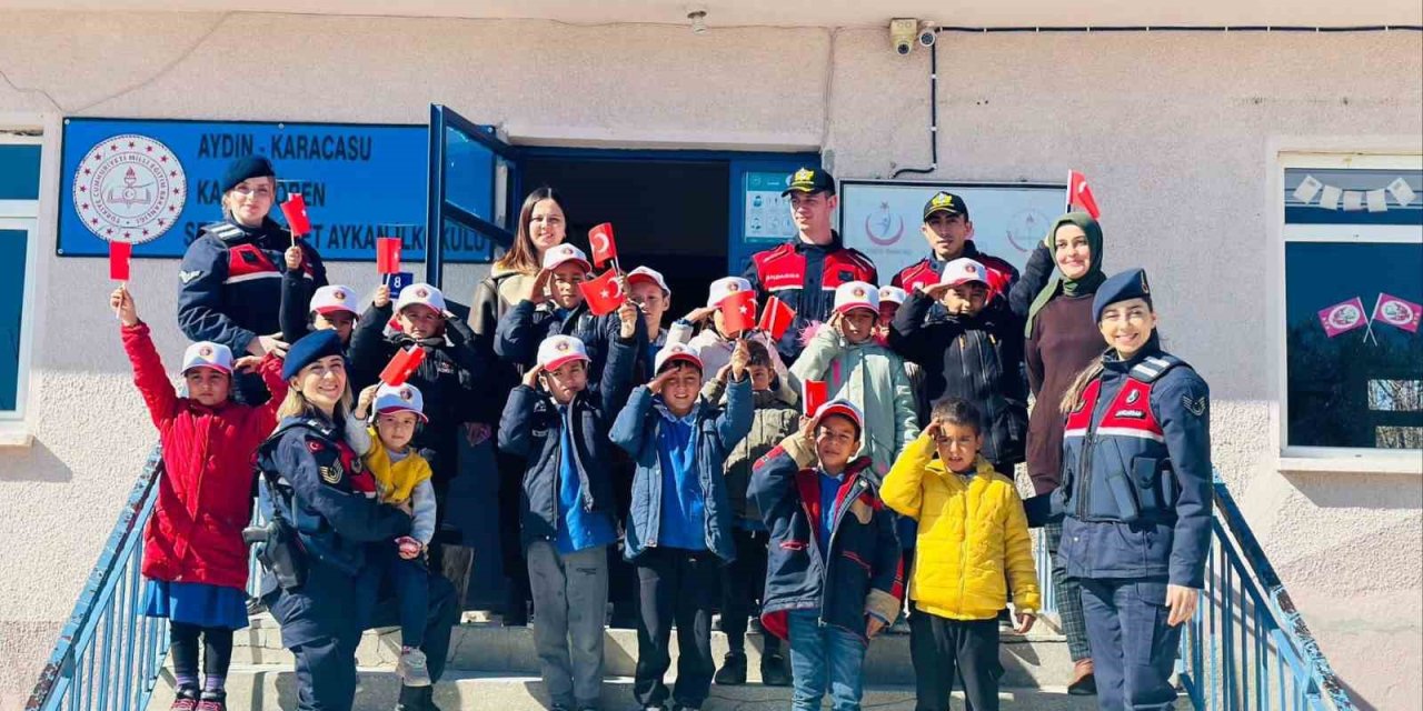 Jandarma ekipleri minik öğrencilerle buluştu