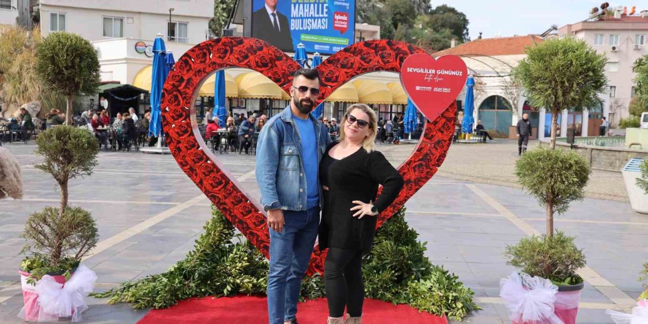 Marmaris’te Sevgililer Günü için özel fotoğraf panosu kuruldu
