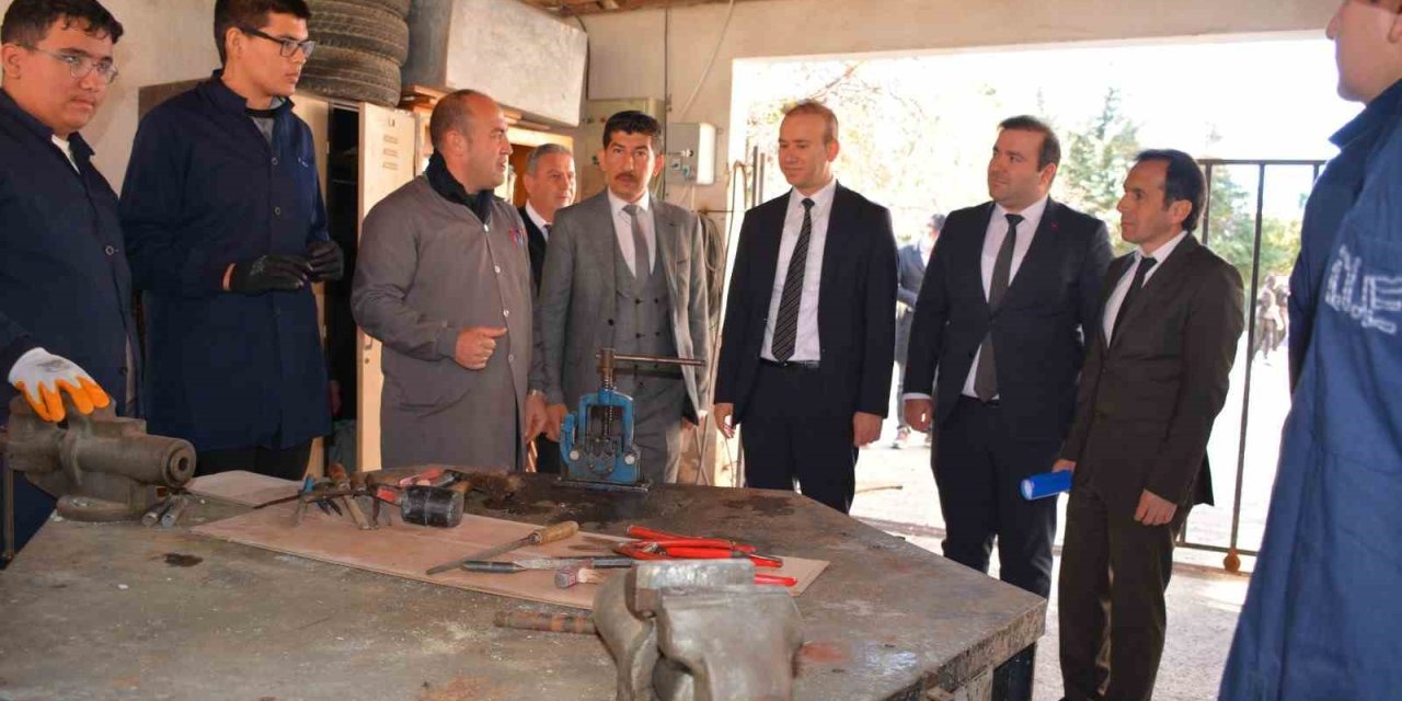 Köyceğiz Kaymakamı Maslak, okulda atölye çalışmalarını yerinde inceledi