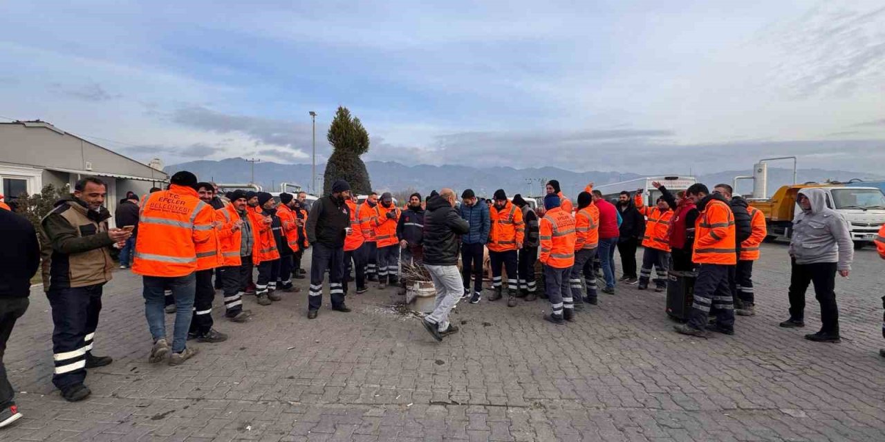 Efeler Belediyesi şirket çalışanları maaşlarının eksik ödendiği gerekçesiyle iş bıraktı