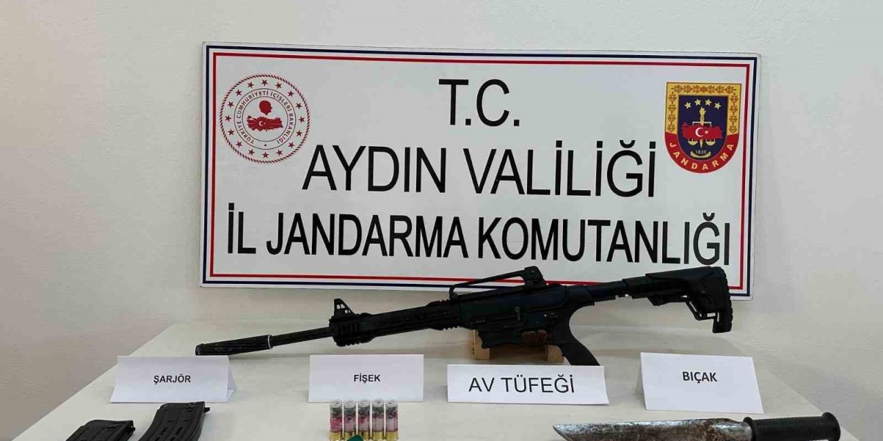 Arama yapılan evden ruhsatsız av tüfeği ve pala çıktı