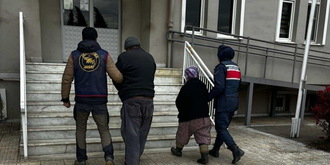 Yevmiyeli çalıştıkları çilek bahçesinde yakalandılar