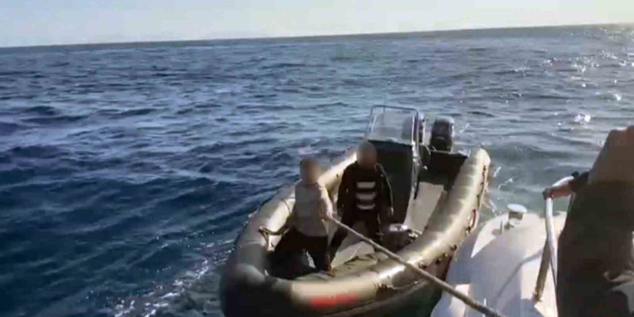 Fethiye’de lastik bot ile kaçmaya çalışan iki kişi yakalandı