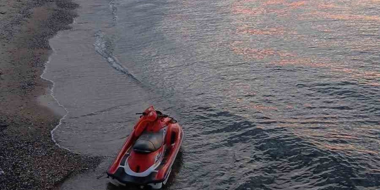 Jet skili düzensiz göçmen jandarmanın dikkatinden kaçamadı