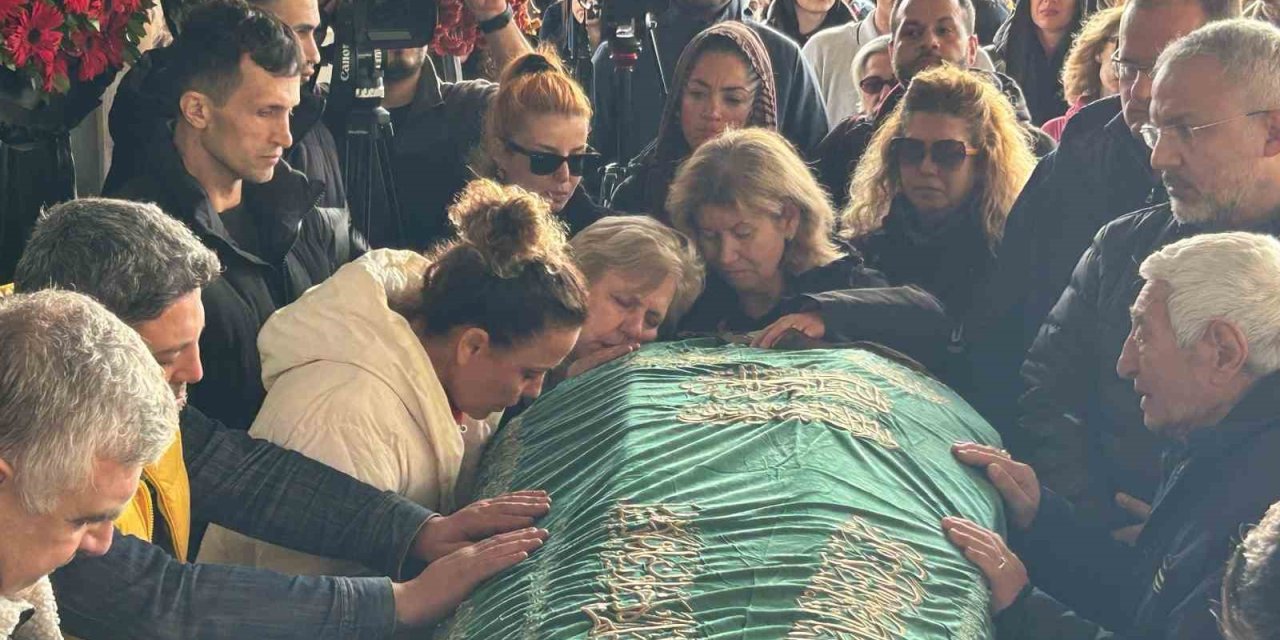 Turnuvaya giderken yaşanan kazada ölen öğretmen ve öğrencisi son yolculuklarına uğurlandı