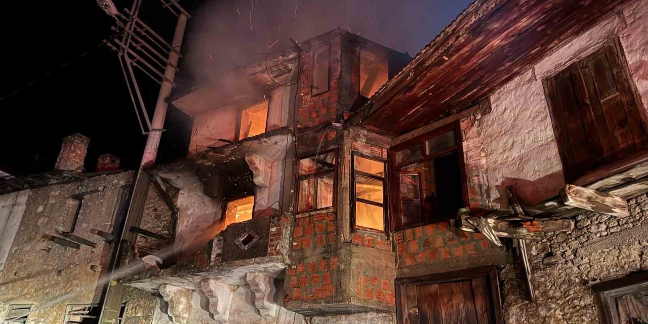 Fethiye’de iki katlı ev alevlere teslim oldu
