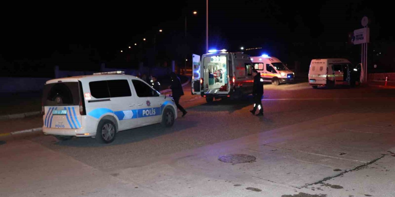 İki kişiyi bıçaklayıp arabalarıyla kaçtılar