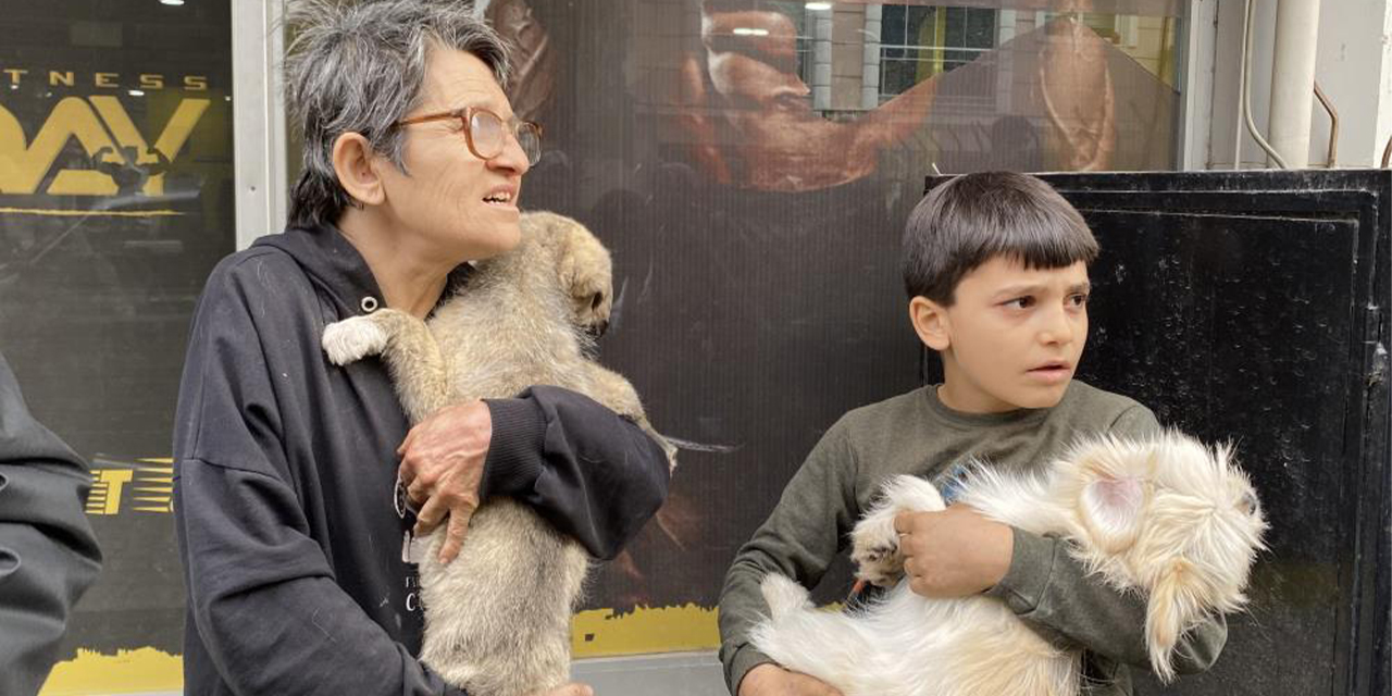 Oğlu ve köpekleriyle sokakta kaldı