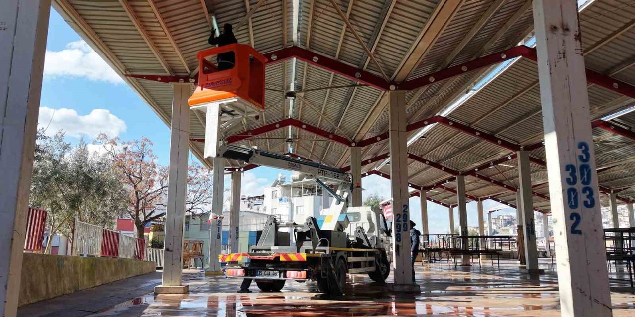 Bayraklı’da pazar yerleri yenileniyor