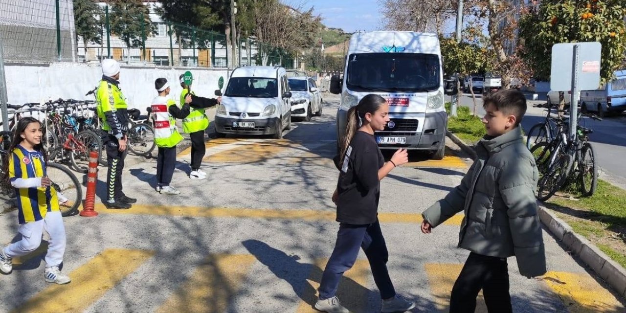 Trafik ekipleri, öğrenciler ile birlikte yaya önceliğine dikkat çekti