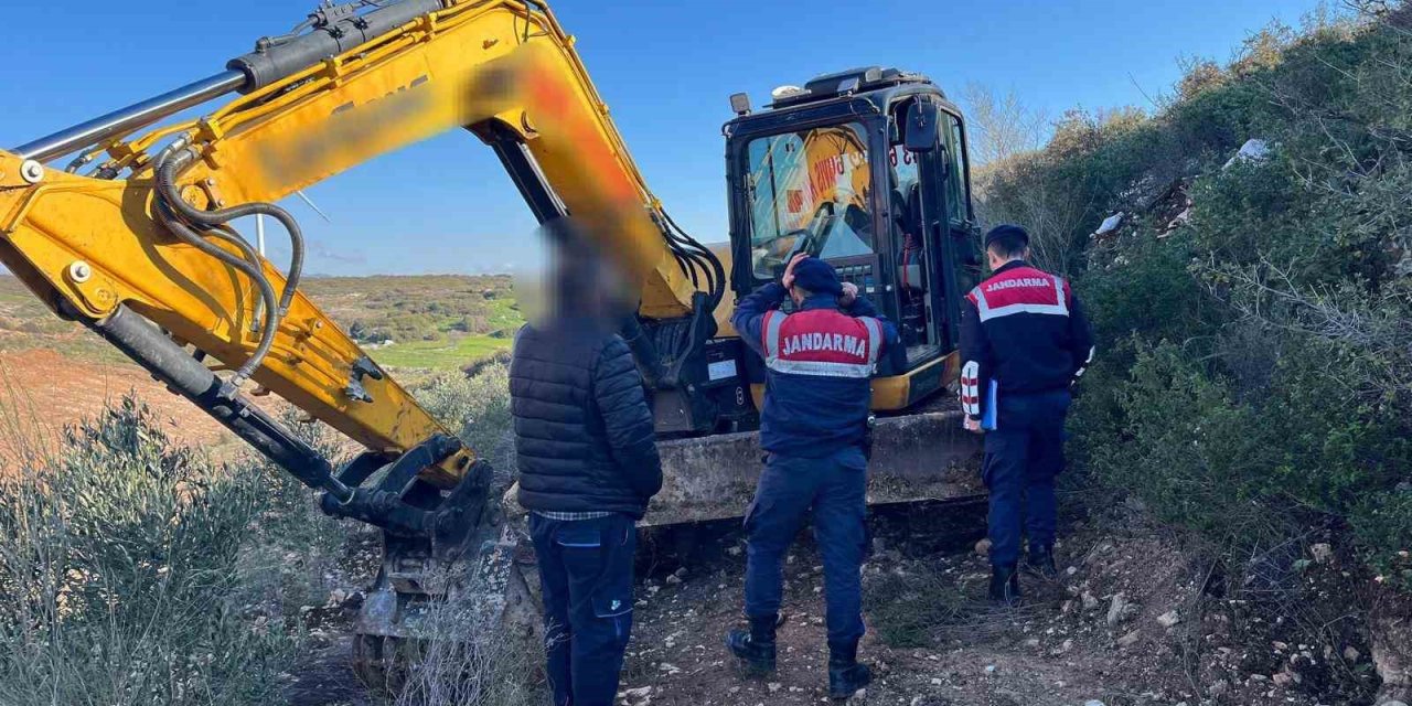 Hazine arazisinde kaçak kazıyı jandarma engelledi