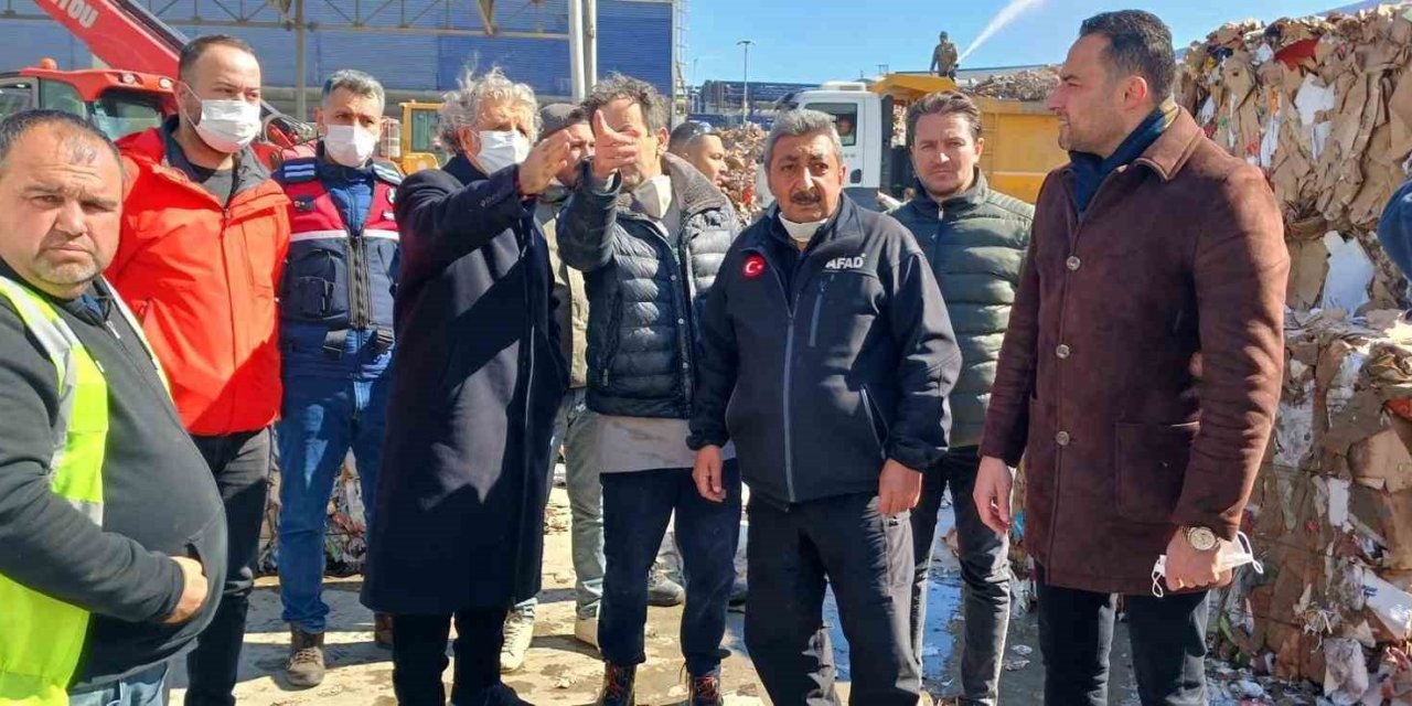 Söke’de kağıt fabrikası yangınını kontrol  altına almak için ekipler seferber oldu