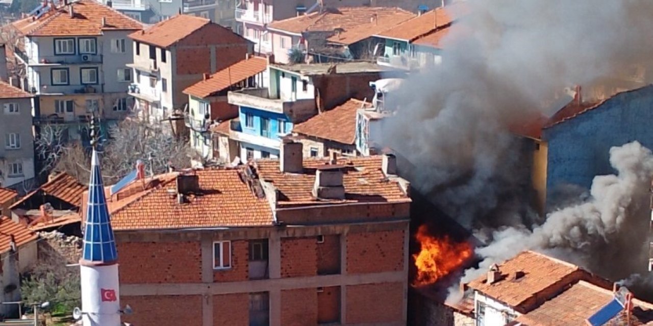 Yaşlı kadının evi yangında kullanılamaz hale geldi