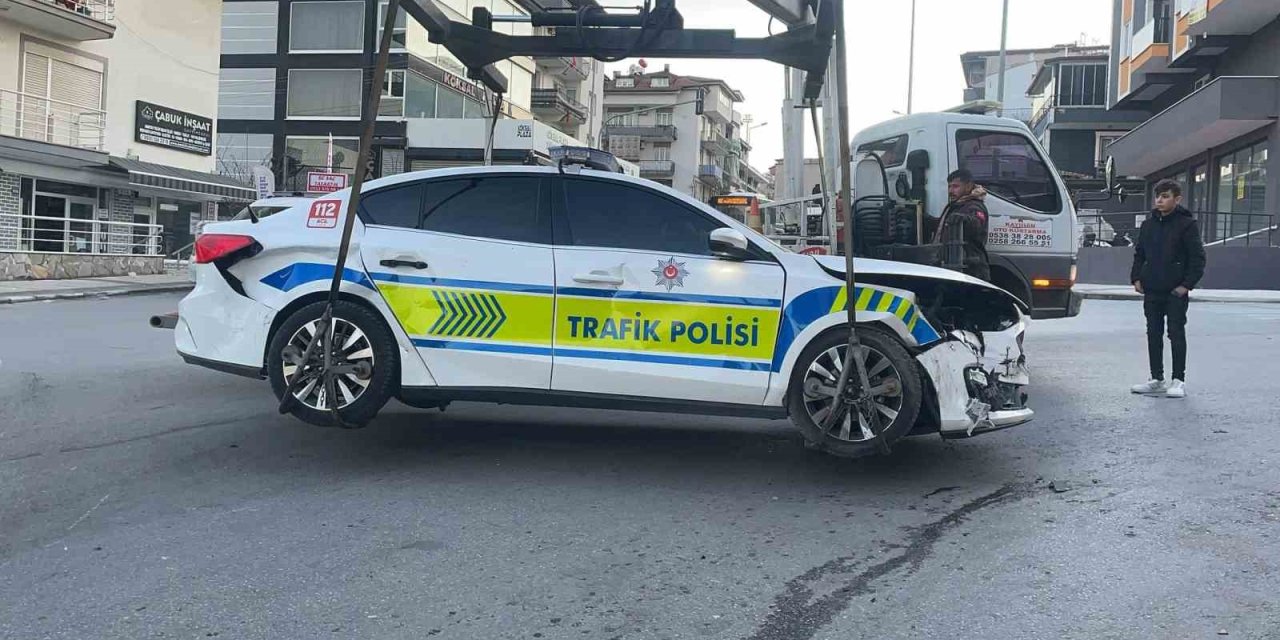 Otomobil ile polis aracı çarpıştı: 1’i çocuk 4 yaralı