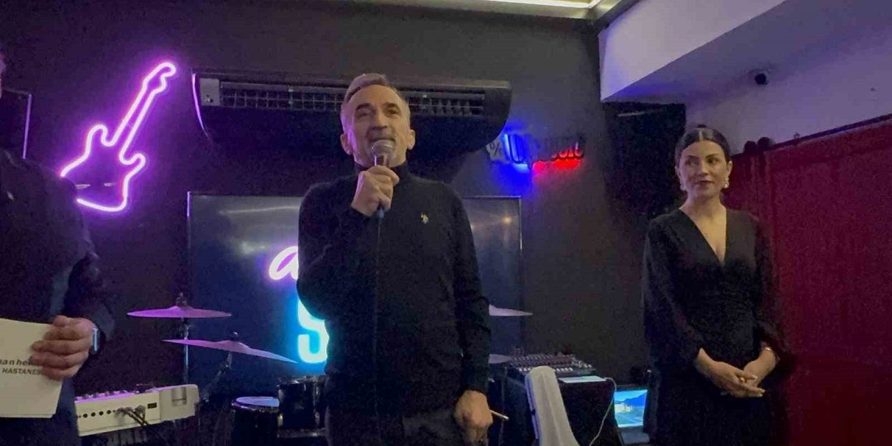 Hastanede 15 yılını dolduran doktor ve personel için gece düzenlendi