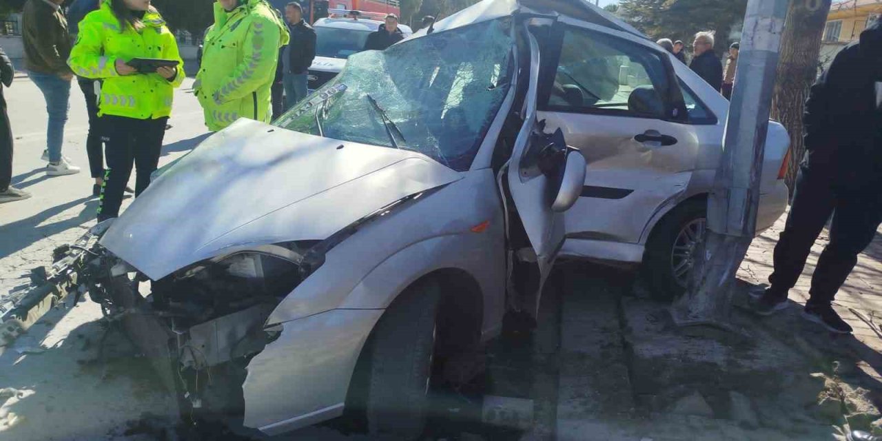Aşırı süratli otomobille çarpışan 17 yaşındaki motosikletli ağır yaralandı