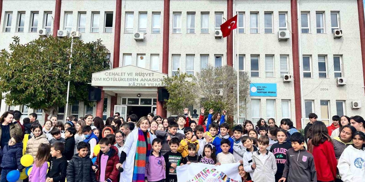 Datça’da öğrencilerden ’20. yıl’ kutlaması