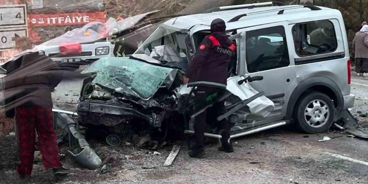Hafif ticari araç ile otomobil kafa kafaya çarpıştı: 2 ölü, 4 yaralı