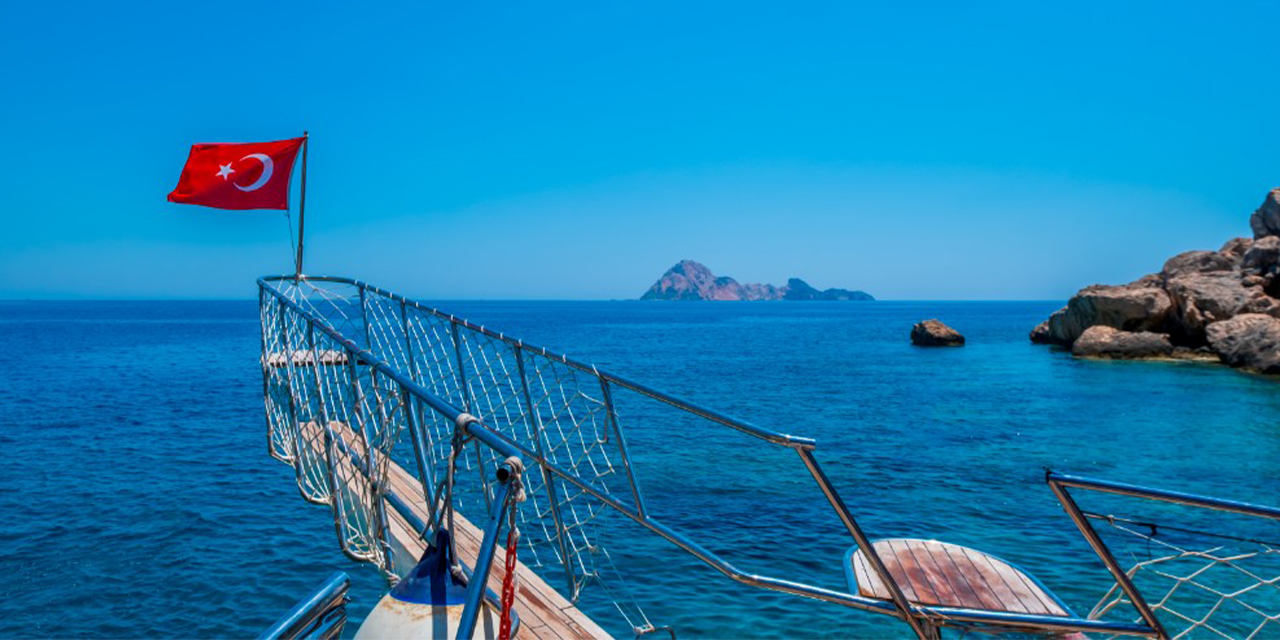 Adrasan’ın saklı cennetlerini gezmenin en keyifli yolu tekne turu