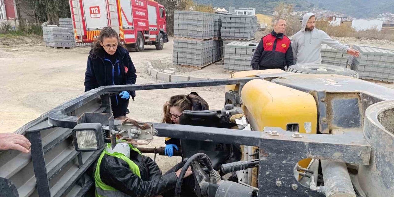 Parke taşı taşıyan forklift devrildi: 1 yaralı