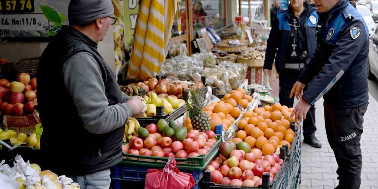 Kuşadası Belediyesi zabıta ekipleri kaldırım işgaline geçit vermiyor