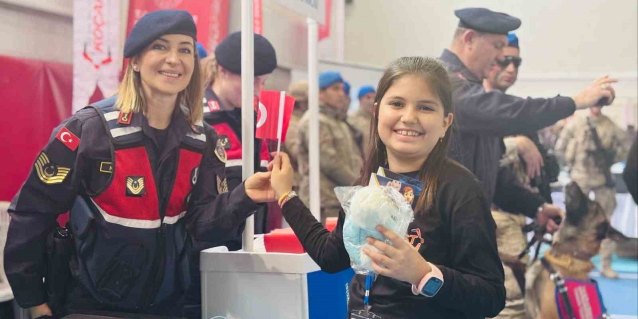 Teknoloji festivalinde öğrencilere siber suçlarla mücadele anlatıldı