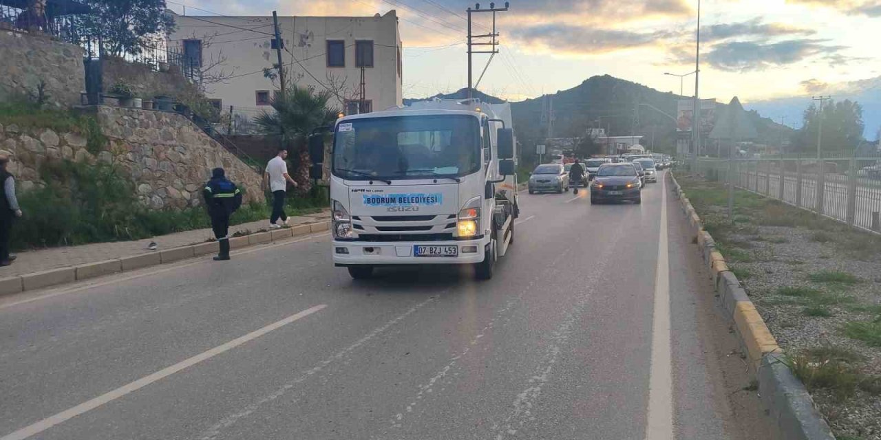 Bodrum’da köpeğin havlamasından irkildi, kamyonun altında kaldı