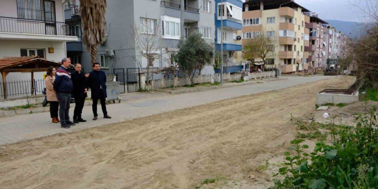 Başkan Doğanca, parke döşeme çalışmalarını yerinde inceledi