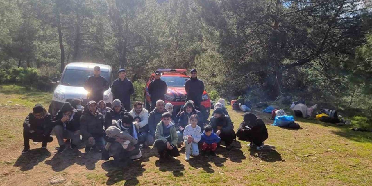 Kayaköy’de 8’i çocuk 24 düzensiz göçmen yakalandı