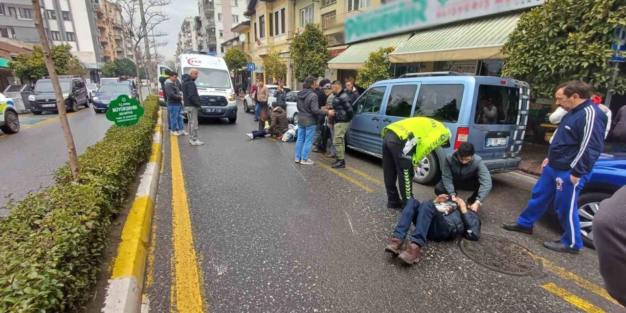 Motosiklet yayaya çarptı: 2 yaralı