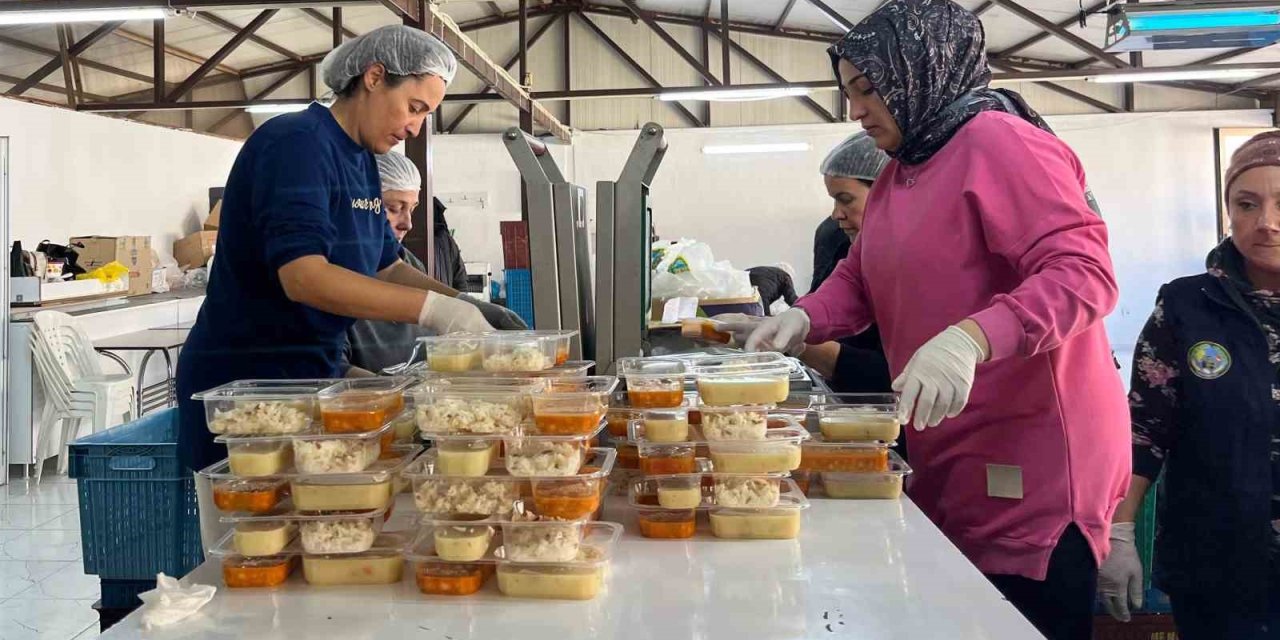 Menemen’in kazanlarında bereket ve dayanışma kaynıyor