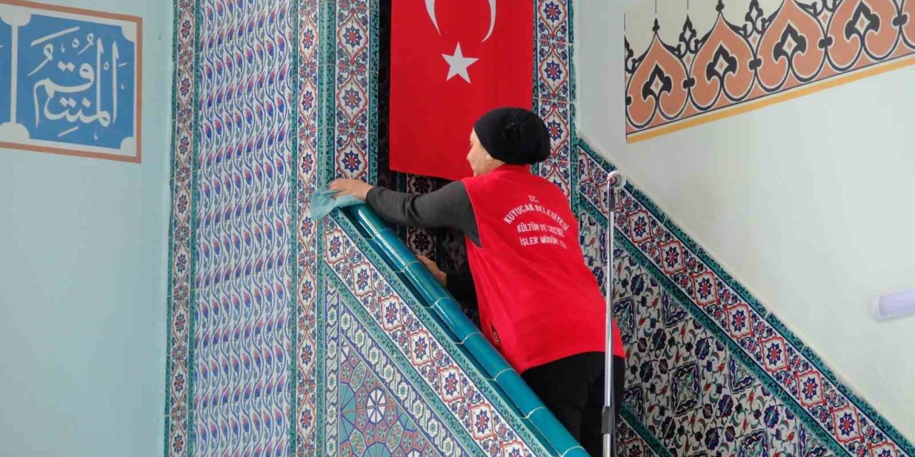 Kuyucak Belediyesi Ramazan öncesi camilerde temizlik çalışması yaptı