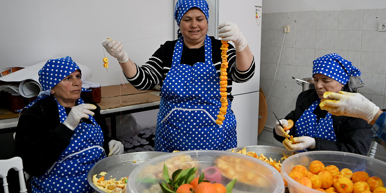 Turunç meyvesi Kuşadalı kadınların ellerinde lezzete dönüşüyor